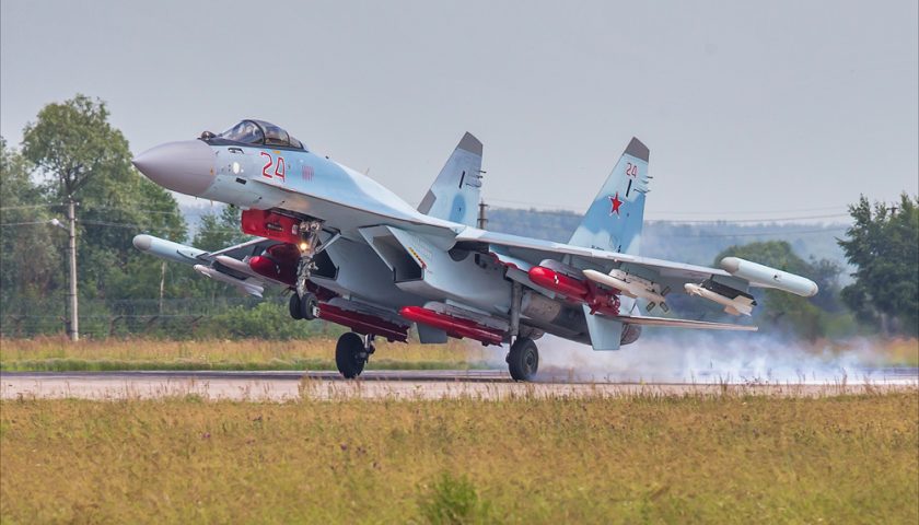 Russische luchtmacht Su35 stijgt op met Kh35 en Kh38 lucht-grondgeleide raketten tijdens staatstests in 2017 Defensie Nieuws | Jachtvliegtuig | Bouw van militaire vliegtuigen 