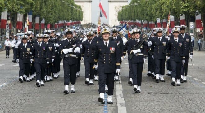 Lai gan kopš 11. gada budžets ir palielinājies par 2017 miljardiem eiro gadā, kāpēc Francijas armijas joprojām ir bez asinīm?