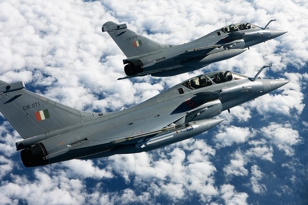 Deux Rafales B indiens en patrouille Actualités Défense | Communication institutionnelle défense | Constructions Navales militaires