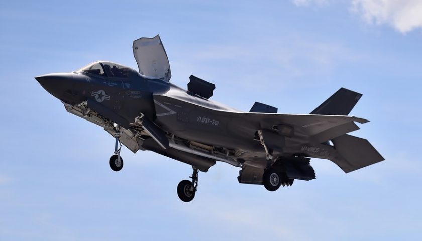 F35B of the Marines Corps in vertical landing Analyzes Défense | Amphibious Assault | Fighter jets