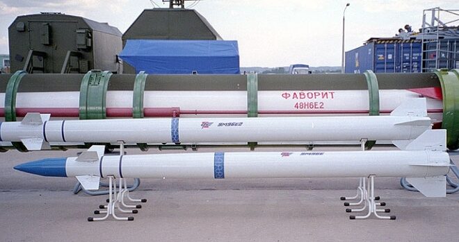 С-400 користи неколико типова пројектила, укључујући ракету Фаворит 40Н6Е2 са дометом од 400 км