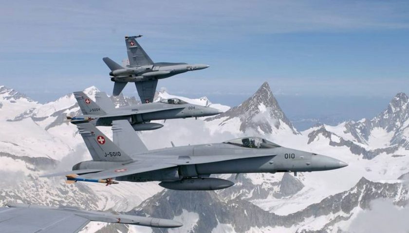 Patrouille de F18 des forces aeriennes helvetiques dans les montagnes des Alpes Actualités Défense | Aviation de chasse | Construction aéronautique militaire