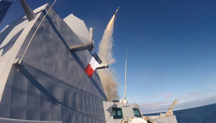 Abschuss einer Aster-15-Rakete vom FREMM Bretagne der französischen Marine. Verteidigungsnachrichten | CIWS und SHORAD | Militärischer Marinebau