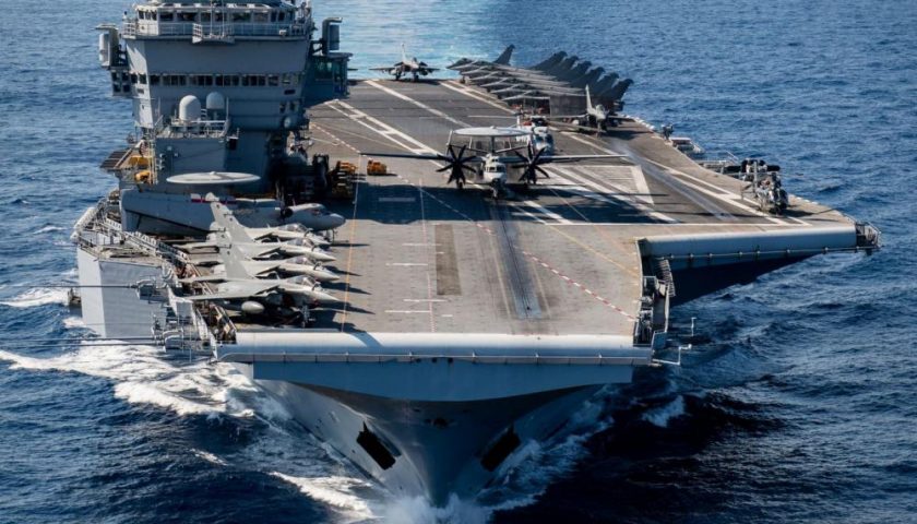 Eine E2 C Hawkeye ist bereit, auf das Deck des französischen Atomflugzeugträgers Charles de Gaulle katapultiert zu werden. Verteidigungsnachrichten | Flugzeugtanker | Irak-Konflikt