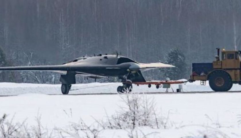 LUCAV Su70 Okhotnik lors des essais au sol Analyses Défense | Budgets des armées et effort de Défense | Politique de Défense