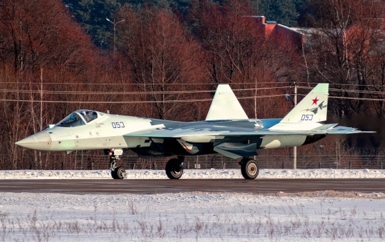 Su57 αφιερωμένο στο μαχητικό drone Okhotnik Su70 Defense News | Μη επανδρωμένα αεροσκάφη μάχης | Στρατιωτικά drones και ρομποτική