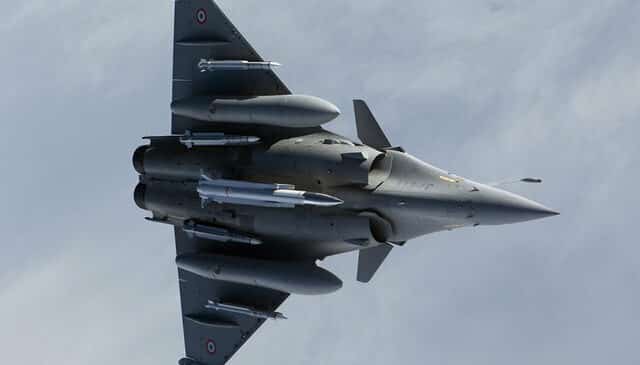 Un Rafale F3 vzdušného komponentu francúzskeho odstrašujúceho prostriedku vybaveného raketou ASMPA Defense Policy | Vojenské aliancie | Analýza obrany