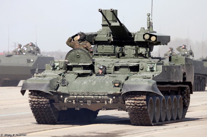 il BMTP Terminator 2 durante la parata del 9 maggio 2018 Notizie Difesa | Automazione | Carri armati leggeri e ricognizione corazzata
