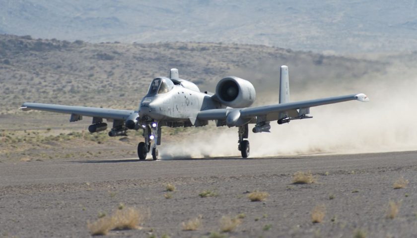 Le Congrès US menace de transférer les avions d'appui légers à l'US Army 2 A10 sur piste sommaire Analyses Défense | Aviation d'entrainement et d'attaque | Conflit Afghanistan