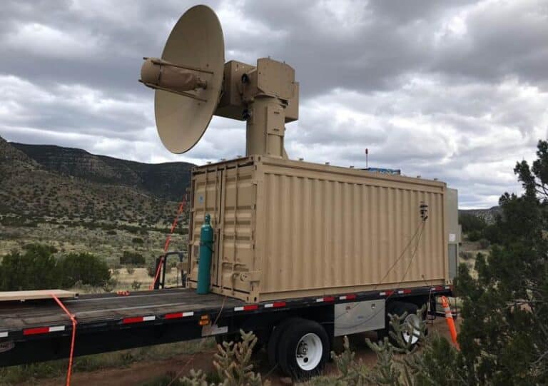 Le canon à micro-ondes THOR de l’US Air Force a éliminé un essaim de drones lors d’essais en avril 2023