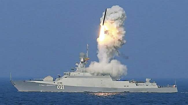 Affyring af et Kalibr krydsermissil fra en korvette fra en russisk flåde Defense News | Hypersoniske våben og missiler | Militær flådekonstruktion