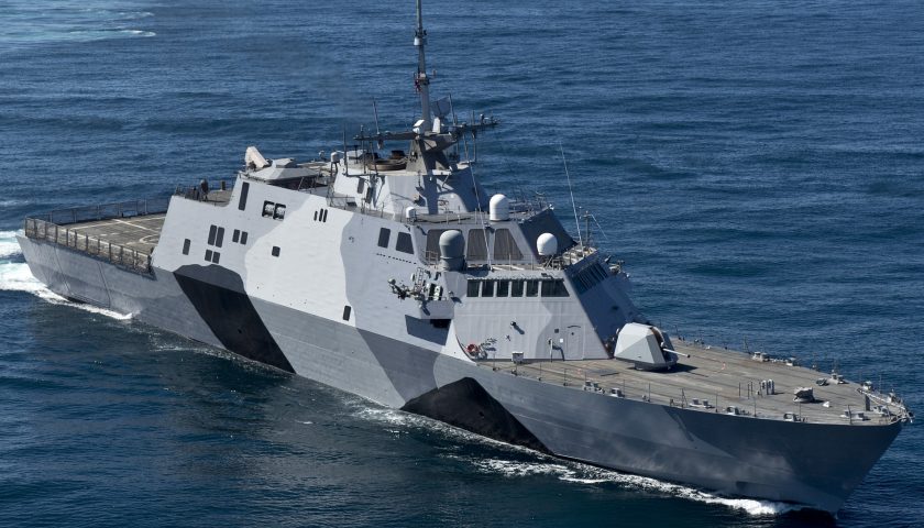 USS フリーダム 130222 N DR144 174 クロップ防御分析 |軍隊の予算と防衛努力 |軍事海軍建設