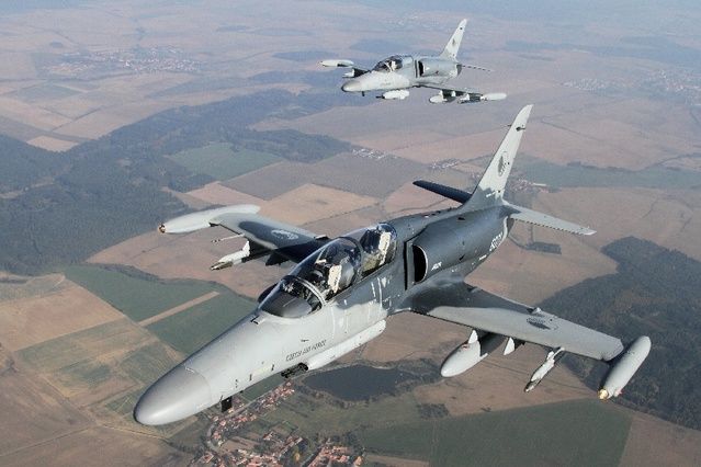 प्रशिक्षण और हमले के लिए L159 एयरो एविएशन | सशस्त्र बल बजट और रक्षा प्रयास | सैन्य विमान निर्माण
