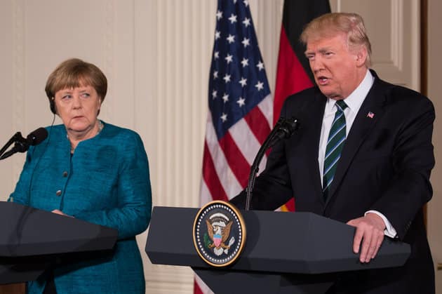 Photo devenue culte du president Trump offensif et de la chanciellere allemande desabusee lors du sommet de lOTAN Actualités Défense | Awacs et guerre électronique | Etats-Unis