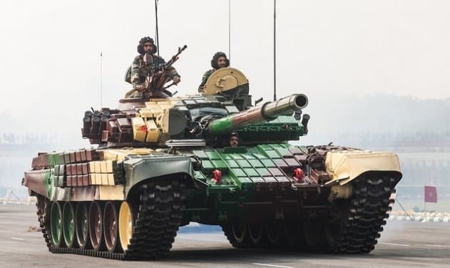 T72m1 भारत रक्षा समाचार | एमबीटी युद्धक टैंक | बख्तरबंद वाहनों का निर्माण