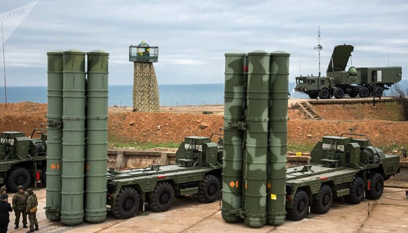 Batterie des von den russischen Streitkräften eingesetzten S400-Systems, bestehend aus 2 Trägerraketen und einem Radar. Analyse Défense | Budgets und Verteidigungsbemühungen der Streitkräfte | Konflikt im Donbass