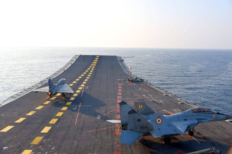 Le NLCA Tejas réalise son premier appontage, malgré le désintérêt de l’Indian Navy
