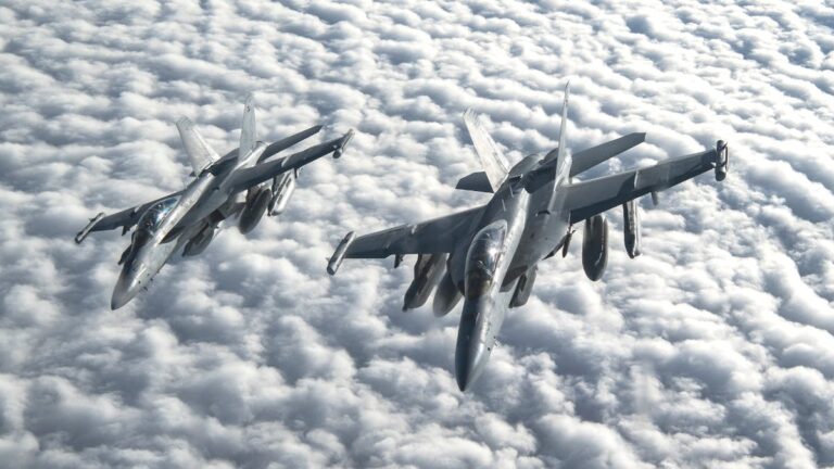 Un Growler de l’US Navy prend le contrôle à distance de deux autres chasseurs