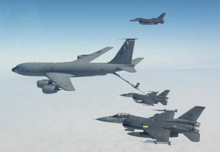 L’US Air Force décidera ce mois si elle sous-traitera une partie de ses missions de ravitaillement en vol
