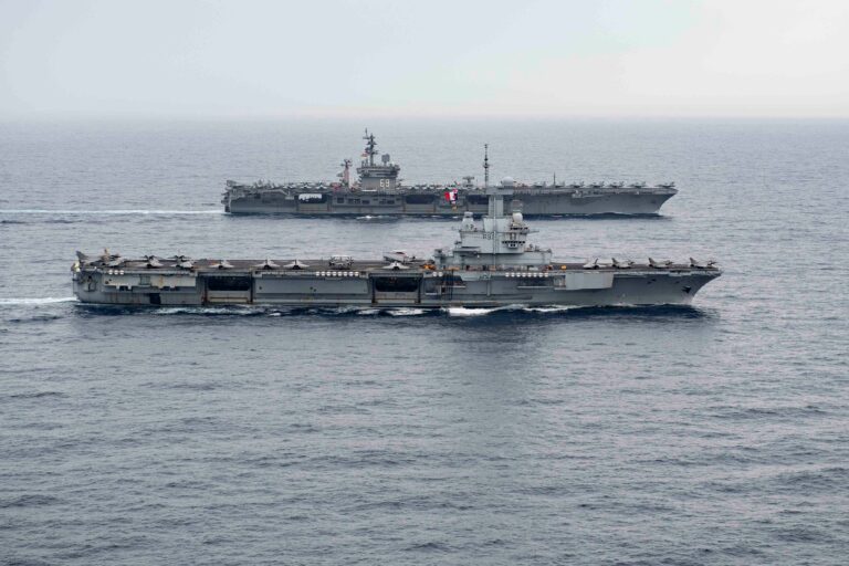 Des échanges d’avions entre le Charles De Gaulle et l’USS Eisenhower renforcent l’interopérabilité des marines françaises et américaines