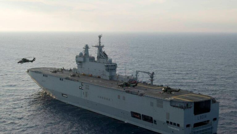 La France déploie ses porte-hélicoptères amphibie pour faire face au coronavirus dans ses territoires d’outre-mer