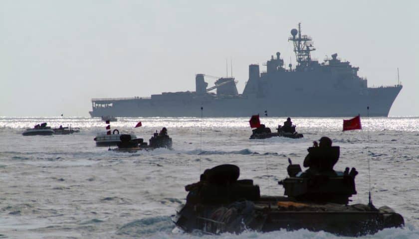 us marine corps usmc amphibious assault vehicles aav leave the iwo jima beach 226f97 1600 Actualités Défense | Artillerie | Assaut amphibie