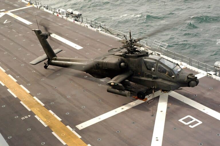 Des hélicoptères de combat AH-64E Apache s’essaient à l’attaque maritime dans le Golfe Persique