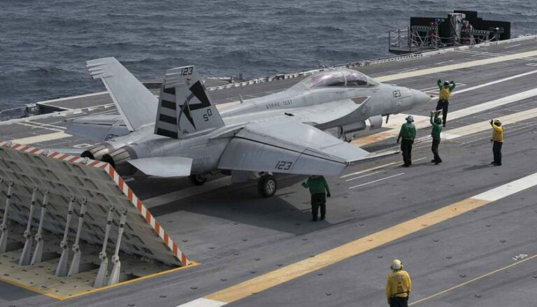 Le porte-avions USS Gerald R. Ford termine la certification de son pont d’envol équipé de catapultes et de brins d’arrêt électromagnétiques