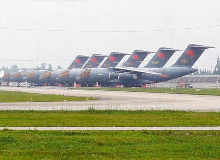 L’Avion de transport lourd Y-20 Chinois pourra transporter deux chars légers Type 15