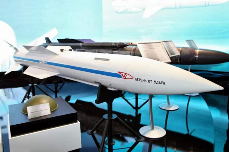 de R-37M-raket heeft een bereik van 400 km en een snelheid groter dan mach4