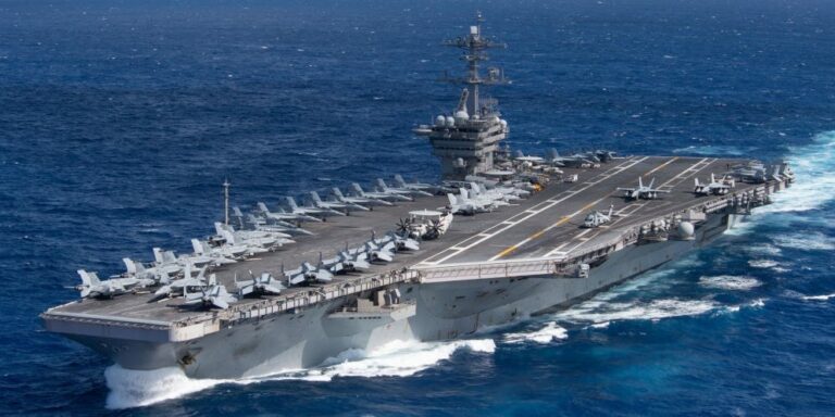 Le commandant du porte-avions Theodore Roosevelt relevé de son commandement par Washington