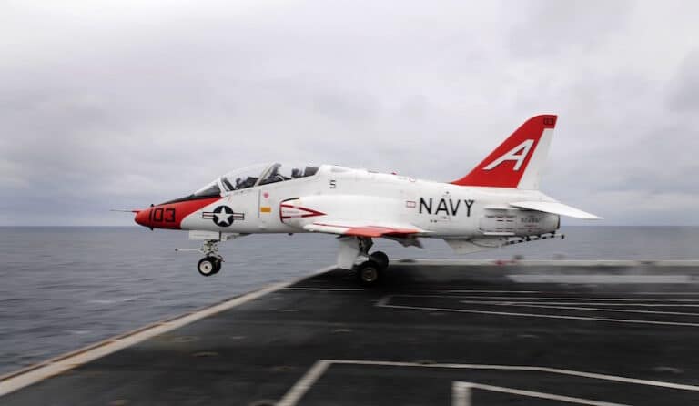 Le futur avion d’entrainement de l’US Navy pourrait ne pas embarquer à bord des porte-avions américains