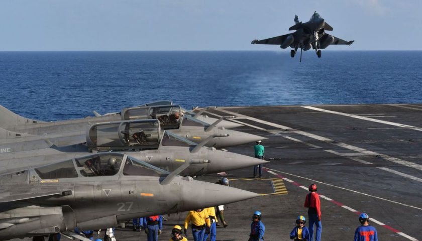 un aereo rafale si prepara ad atterrare sul ponte della portaerei Charless de Gaulle il 9 maggio 2019 nell'Oceano Indiano al largo della costa di Goa 6178270 Notizie sulla difesa | Germania | Aerei da caccia