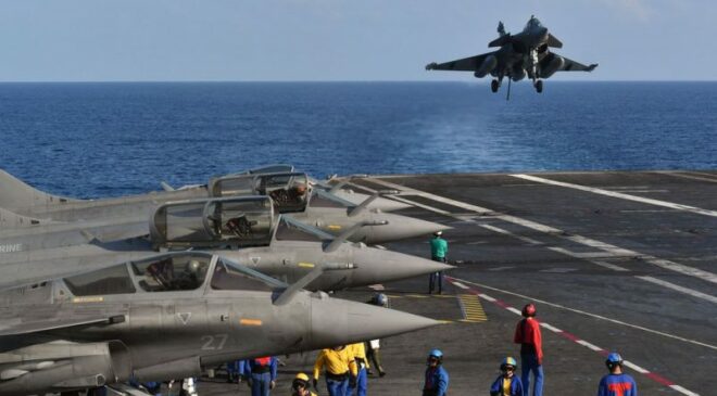 एक हवाई जहाज rafale 9 मई, 2019 को गोवा के तट पर हिंद महासागर में विमानवाहक पोत चार्ल्स डी गॉल के डेक पर उतरने की तैयारी 6178270 e1624289420364 लड़ाकू विमानन | अवाक और इलेक्ट्रॉनिक युद्ध | सैन्य विमान निर्माण