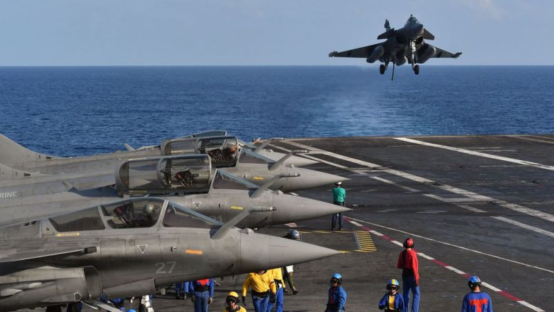 a rafale plane prepares to land on the deck of the aircraft carrier charless de gaulle on may 9, 2019 in the indian ocean off the coast of goa 6178270 e1624289420364 Defense analyzes | Armed Forces Budgets and Defense Efforts | Arms exports 