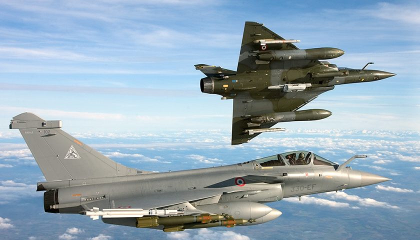 Rafale e Mirage 2000 D foto Luchtmacht analyseert Defensie | Artillerie | Gevechtsvliegtuigen