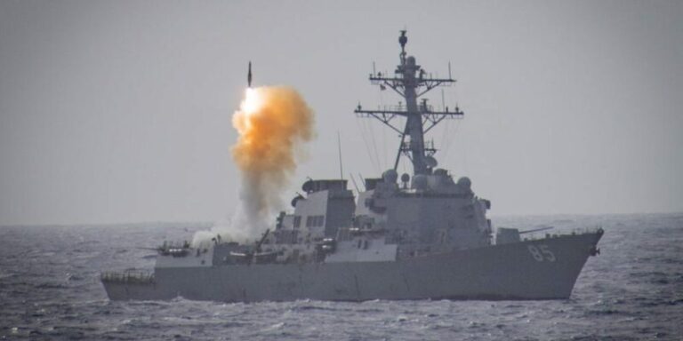 अमेरिकी नौसेना अपने विध्वंसक जहाज़ों पर बहुत कम मिसाइलों को लेकर चिंतित है...