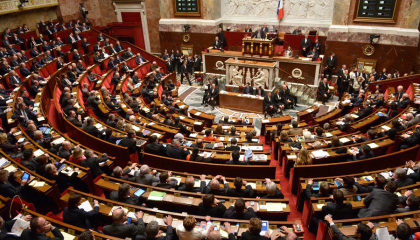 una sessione nella Camera dell'Assemblea Nazionale Analizza Défense | Bilanci delle forze armate e sforzi di difesa | Esportazioni di armi
