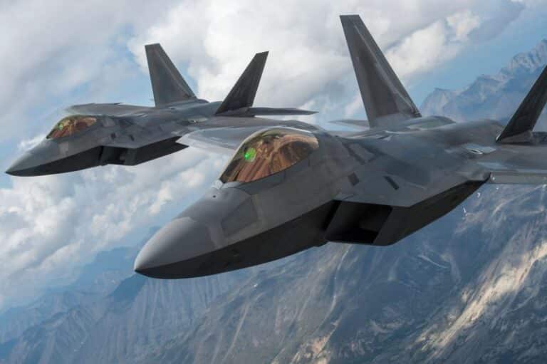 Alors que l’US Air Force veut retirer 33 F-22 Raptor inaptes au combat, le Congrès veut les moderniser
