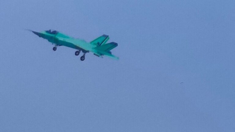 Le nouveau chasseur furtif embarqué chinois a effectué son premier vol