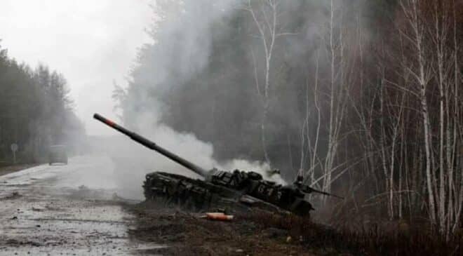 oorlog in Oekraïne Russische tank vernietigd
