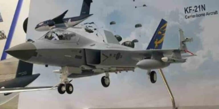 KAI présente une maquette prometteuse de la version navale de son chasseur KF-21 Boramae