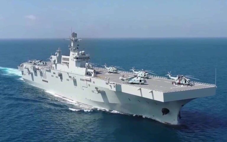 中国海軍が建造中の4番艦075型水陸両用ヘリコプター母艦？