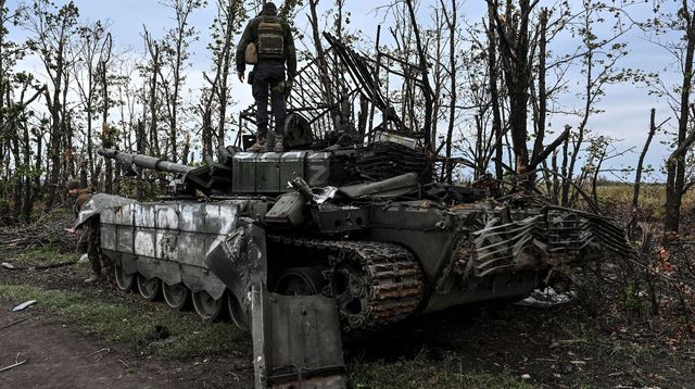 ukrajinský vojak stojaci na opustenom ruskom tanku neďaleko izioumu v regióne Charkov 11. septembra 2022 na Ukrajine 6365854 Vojenské aliancie | Analýza obrany | Jadrové zbrane