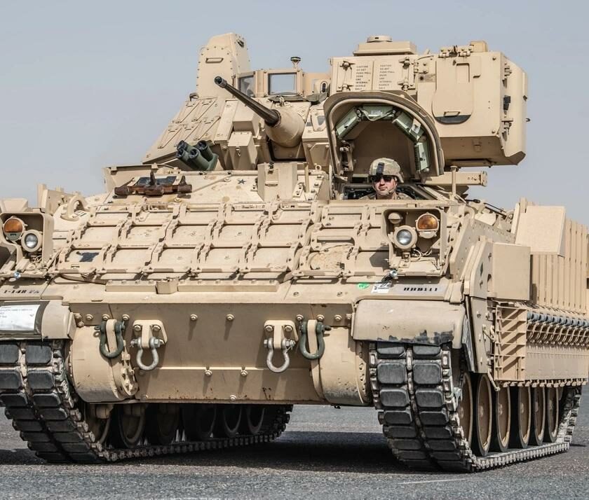 extra m2a3 bradley-infanteriegevechtsvoertuigen arriveren in Noordoost-Syrië Verdedigingsanalyse | Bouw van gepantserde voertuigen