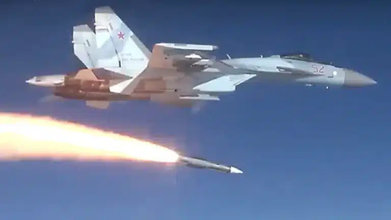 Le missile R-37M air-air à longue portée russe  associé au Su-35s plus efficace qu’anticipé en Ukraine