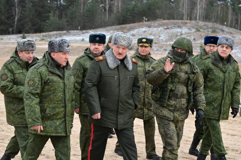 President Loekasjenko kondigt de oprichting aan van een gewapende territoriale verdediging van 45.000 man