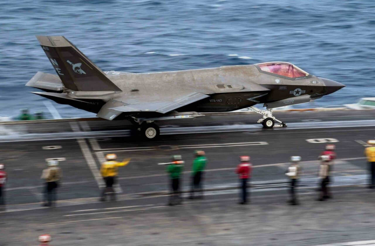 Le Pentagone donne la priorité au F-47 de l'US Air Force face au F/A-XX de l'US Navy 2 F-35C US Navy