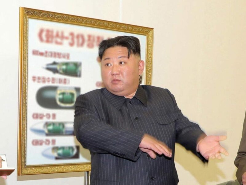 Miniatuur kernkop Noord-Korea Kim Jong-un 1 e1680099655157 Analyses Defensie | Kernwapens | Noord Korea