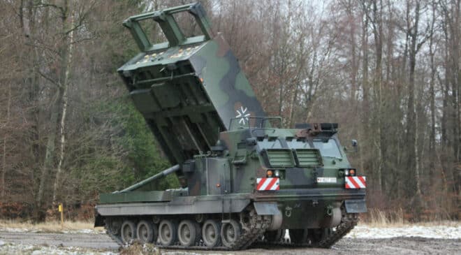 เครื่องยิงจรวด PULS 5 เครื่องซึ่ง Bundeswehr จะได้รับผ่านข้อตกลงการค้าของเนเธอร์แลนด์จะเข้ามาแทนที่ 5 M270 MARS 2 ที่ส่งไปยังยูเครน